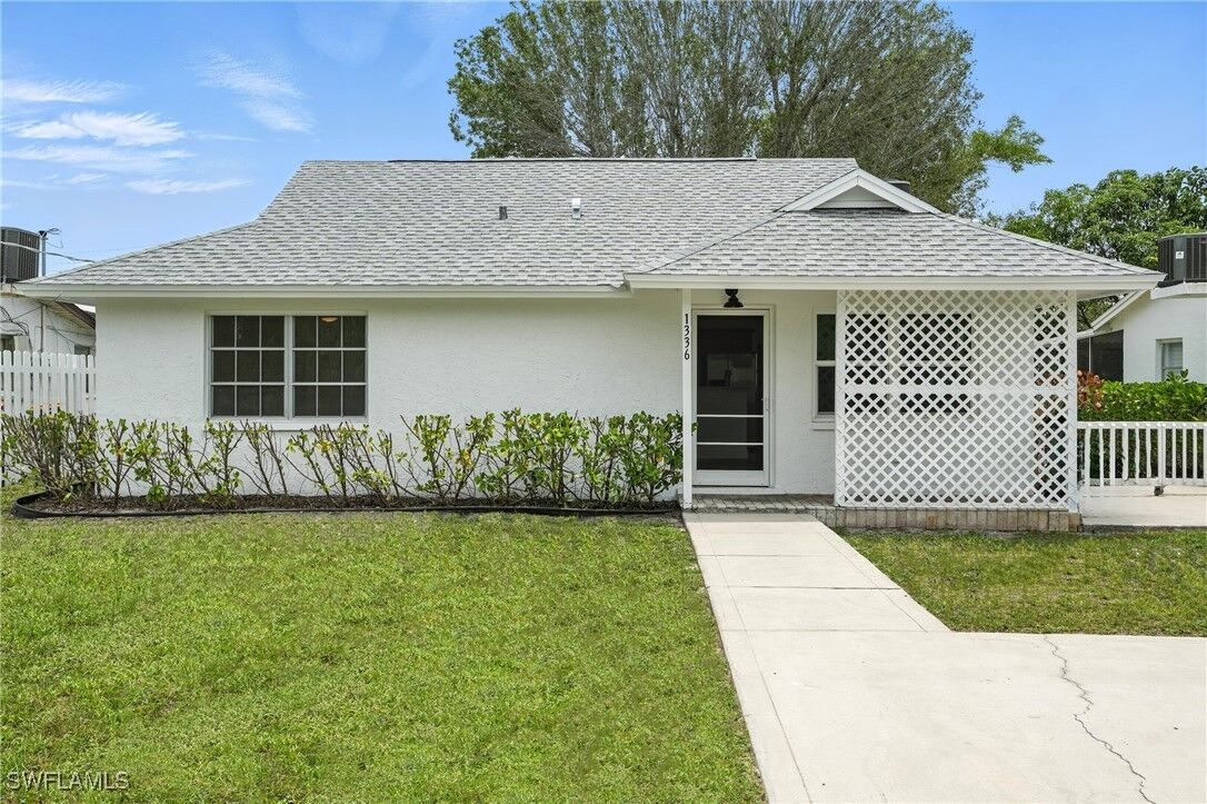 Property Photo:  1336 Highlands Drive  FL 34103 