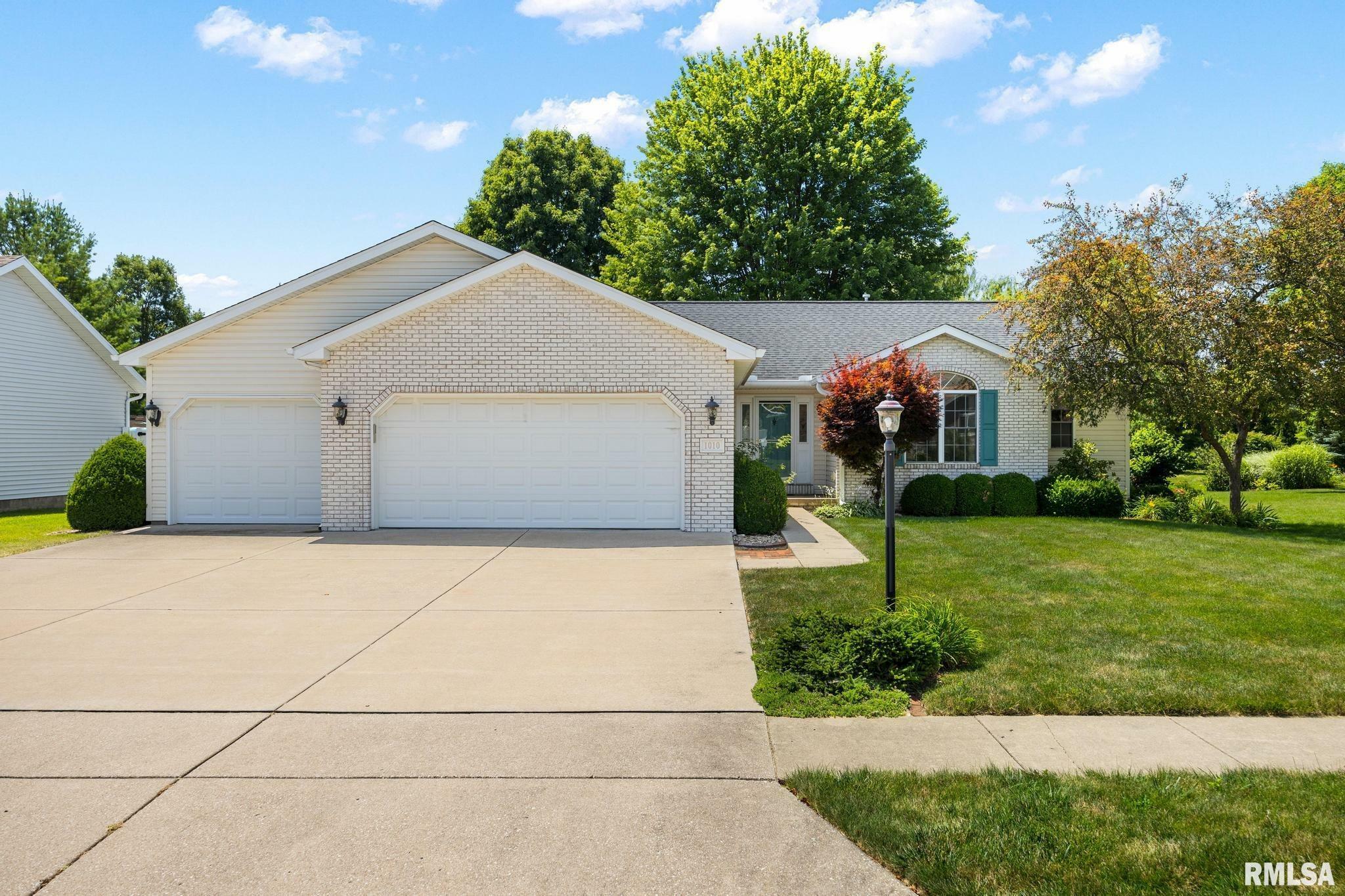 Property Photo:  1010 Wellington Drive  IL 61571 