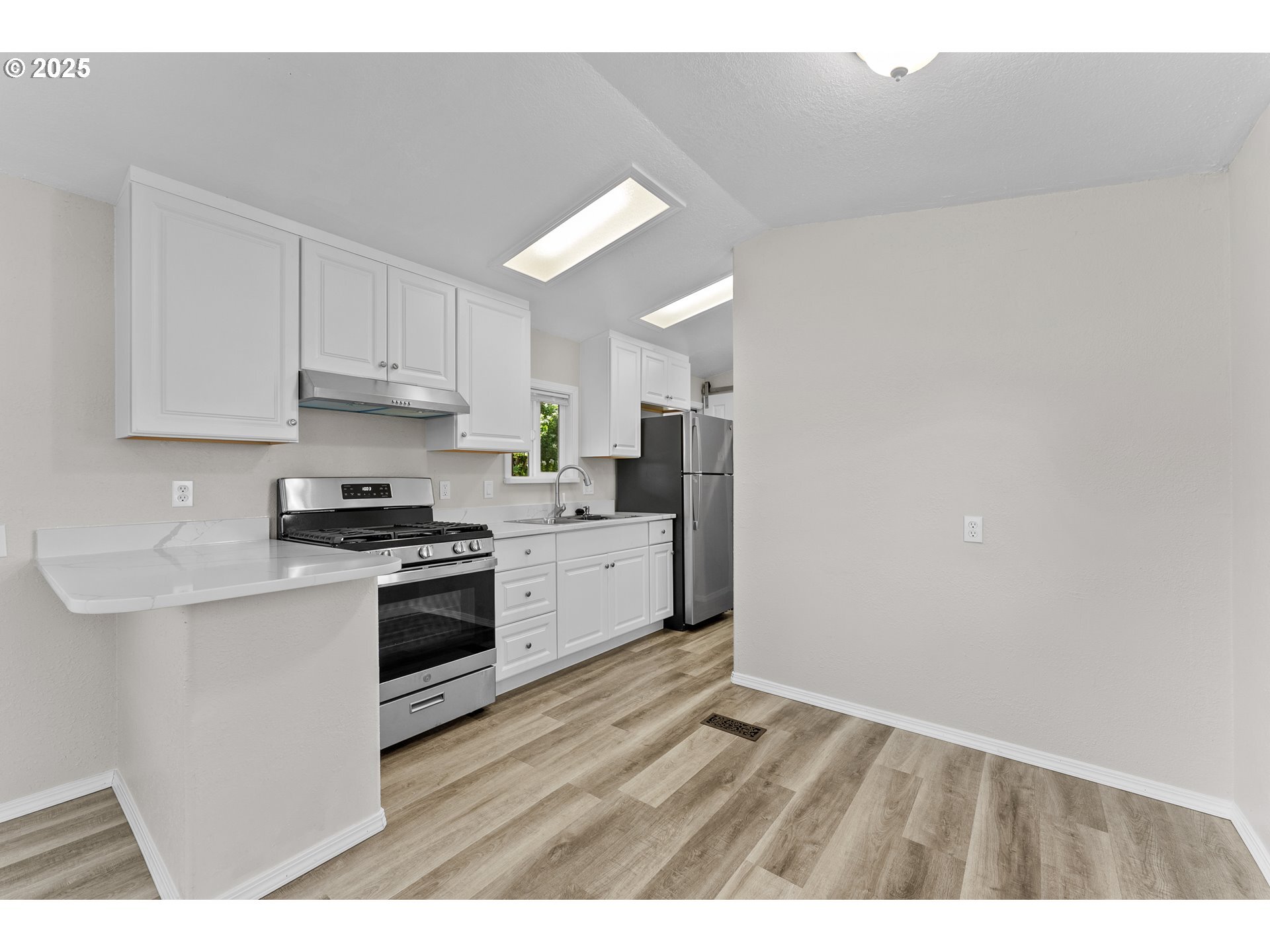 Property Photo: 16329 Grootendorst Ln 8 OR 97415