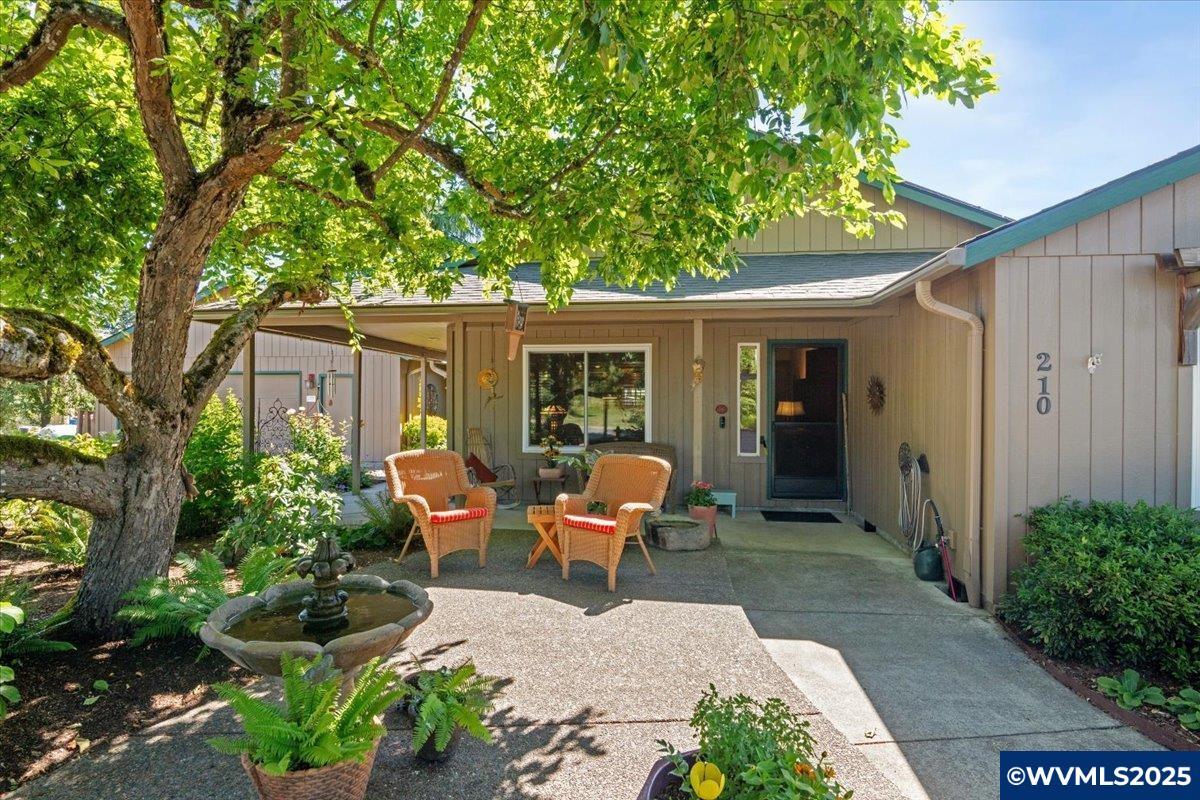 Property Photo: 210 S 2nd St OR 97111