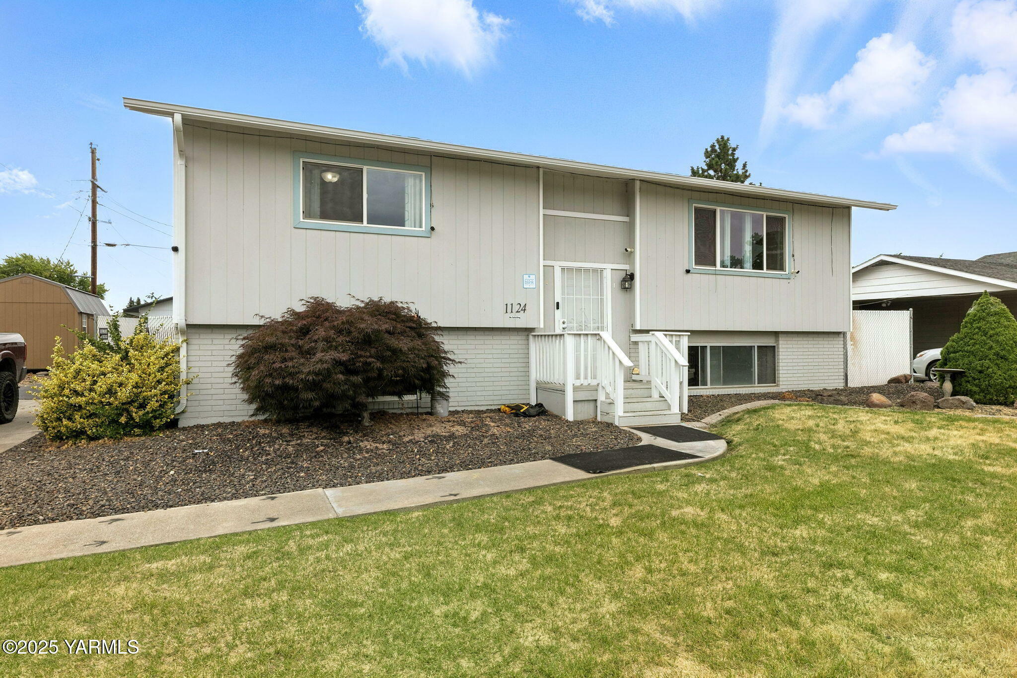 Property Photo:  1124 S 29th Ave  WA 98902 