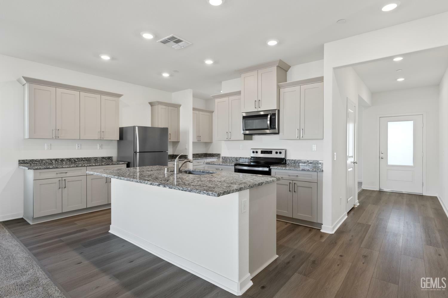 Property Photo: 7806 Grapefruit Drive CA 93313