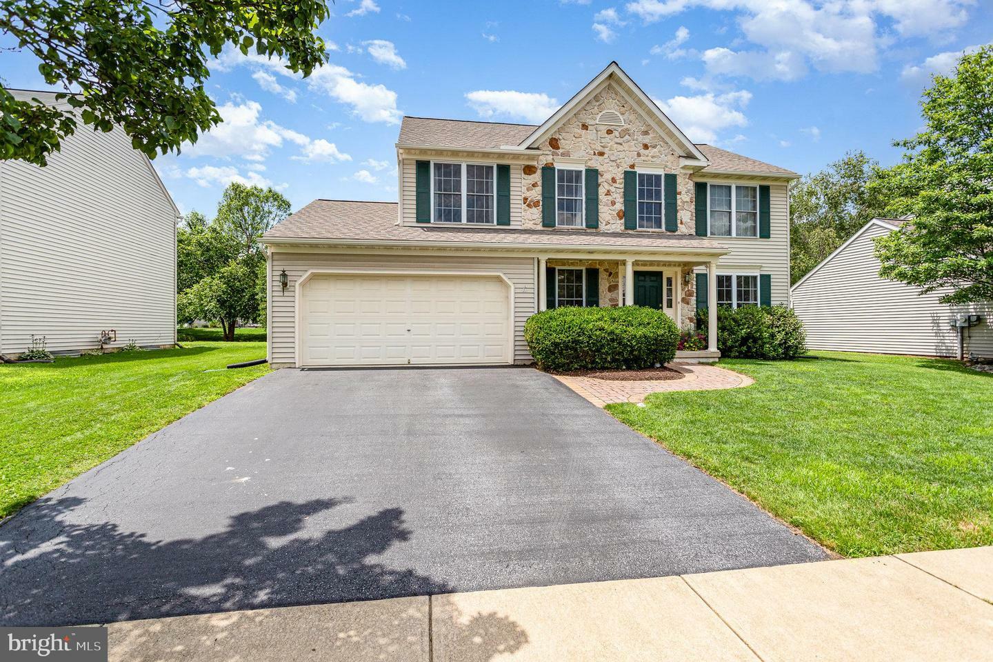 Property Photo: 212 Deerfield Lane PA 17543