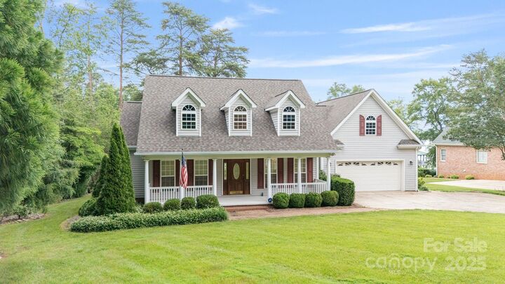 Property Photo: 9372 Island Point Road NC 28673