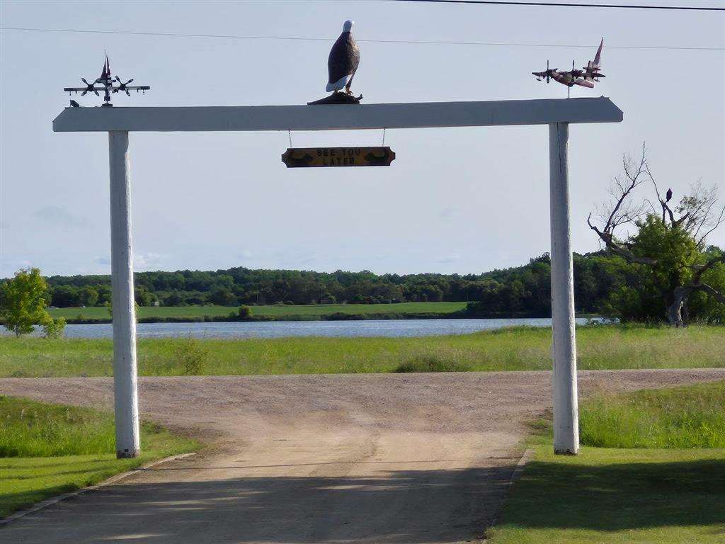 Photo de la propriété:  102292 11 Highway  MB R0E 1M0 