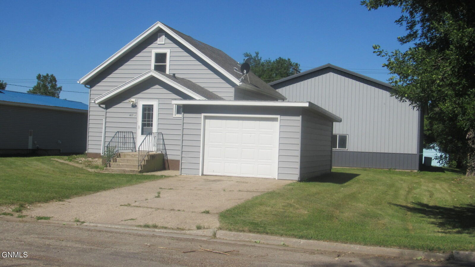 Property Photo:  412 2nd Street E  ND 58463 