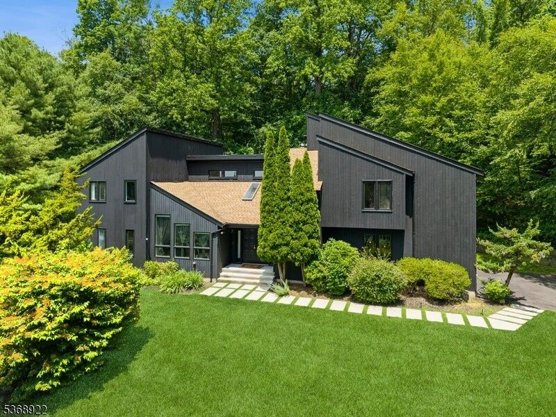 Property Photo: 6 Colonial Ct NJ 07869