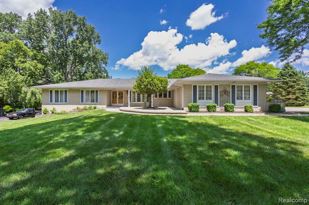 20065 N Riverhill Drive  Clinton Township MI 48036 1863 photo