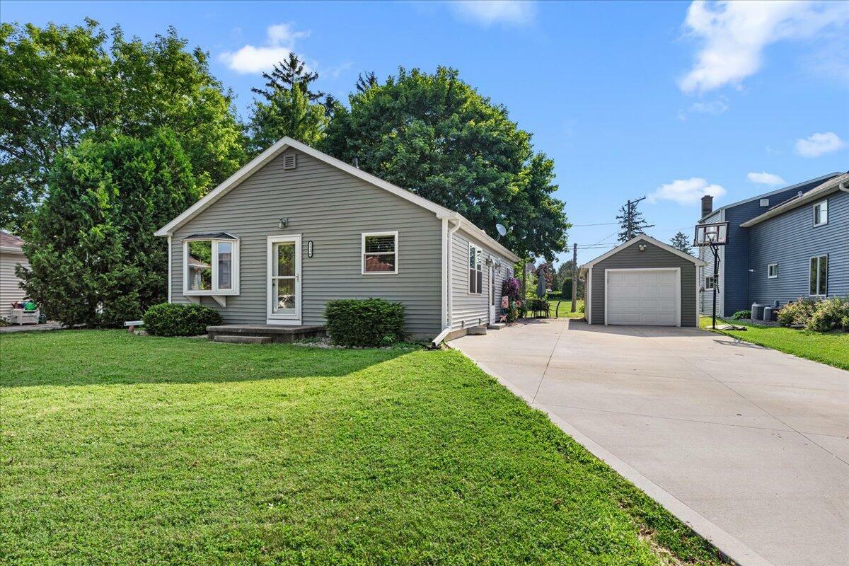 Property Photo: 1126 Roseland Dr WI 53040