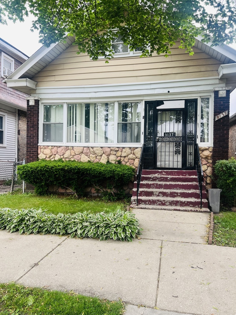 Property Photo:  8137 S Bennett Avenue  IL 60617 