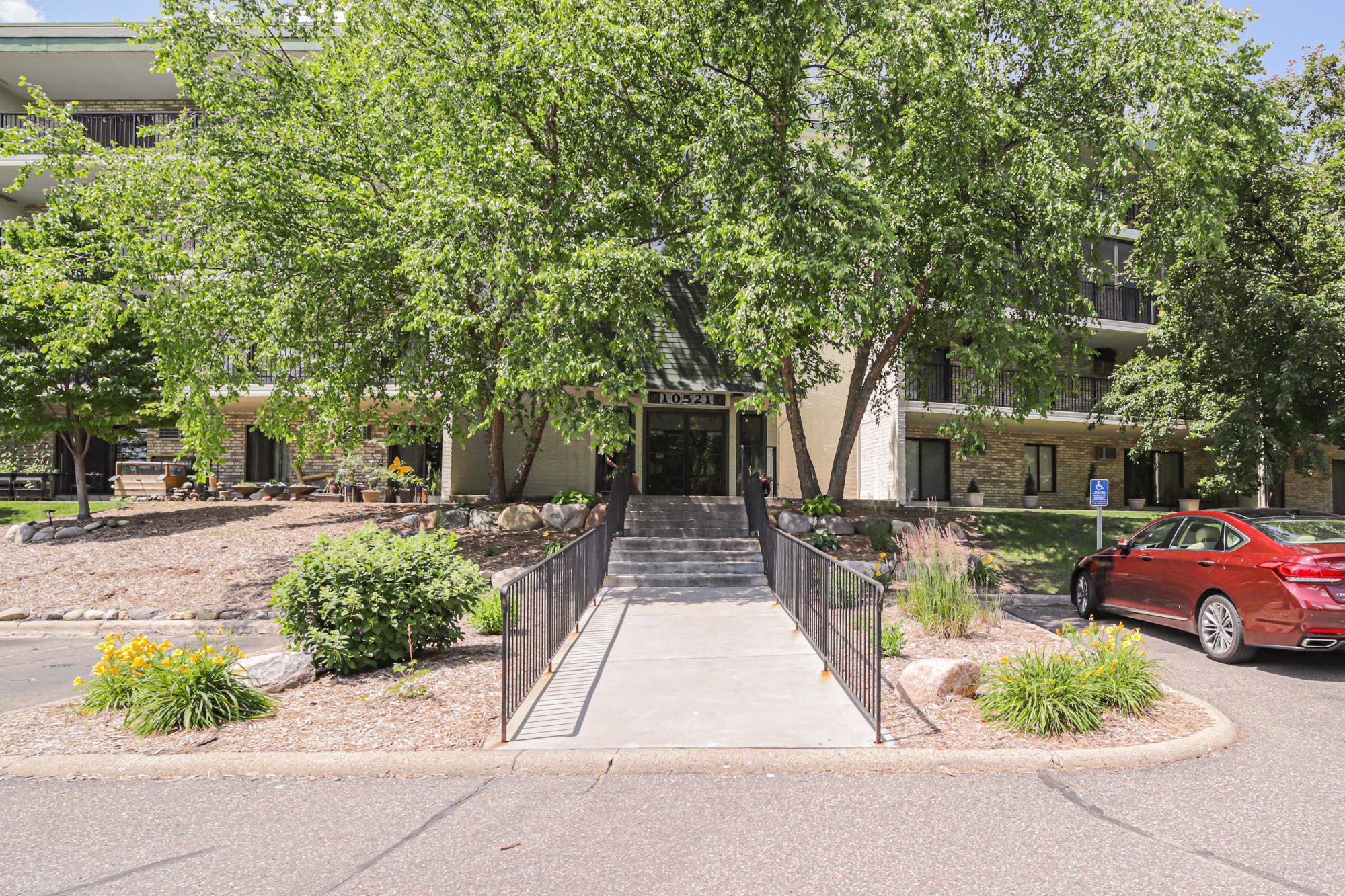 Property Photo:  10521 Cedar Lake Road 208  MN 55305 