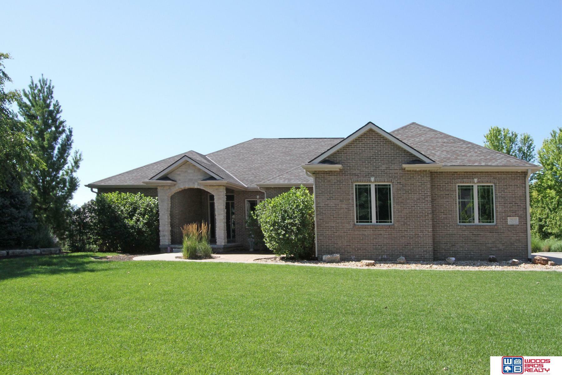 Property Photo: 2533 Southview Circle NE 68512