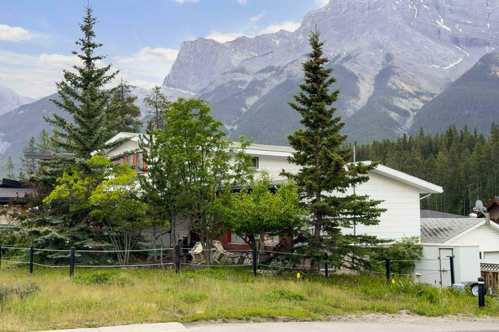 Property Photo: 18 Macdonald Place AB T1W 2N1