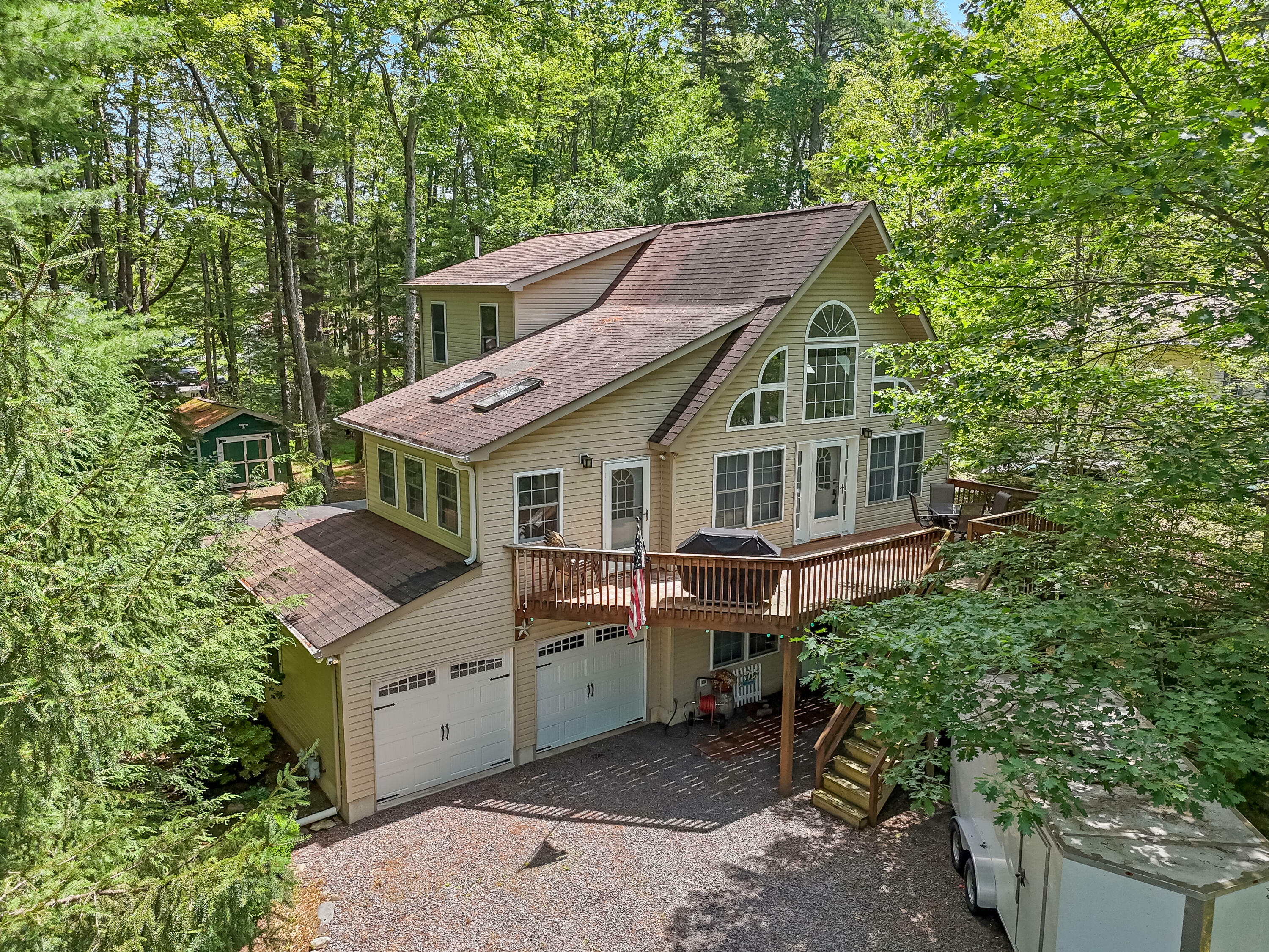 Property Photo: 132 Woodbury Drive PA 18347