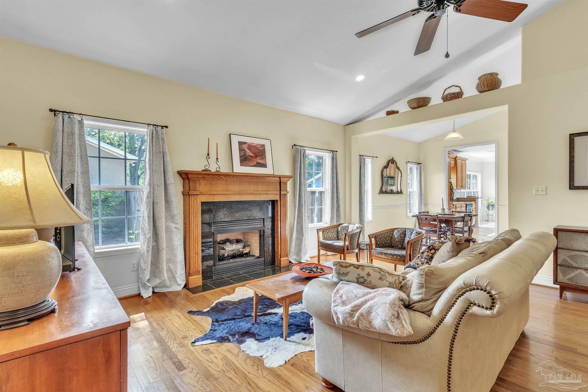 Property Photo: 919 E Bobe St FL 32503