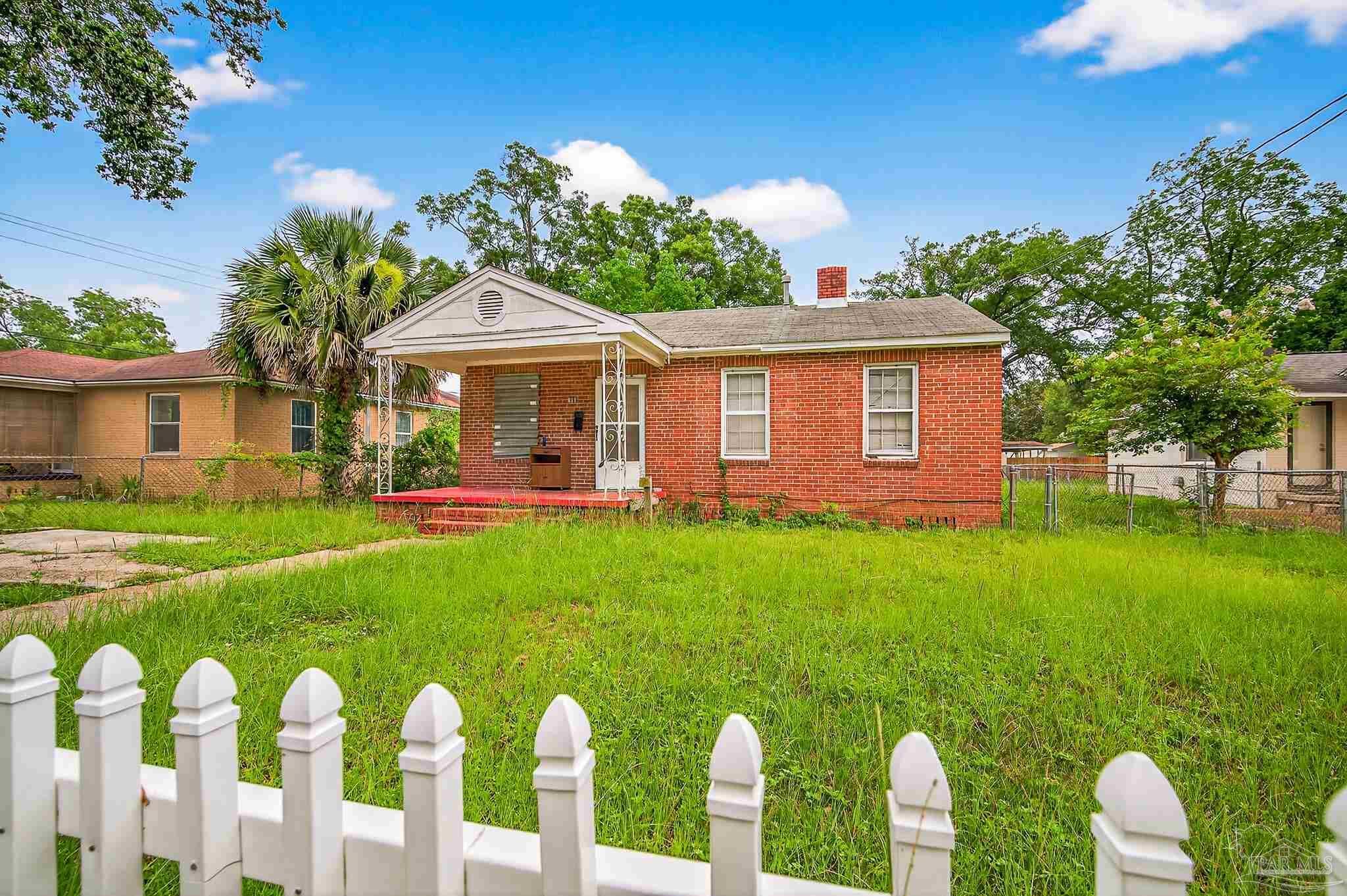 Property Photo: 811 W Jordan St FL 32501