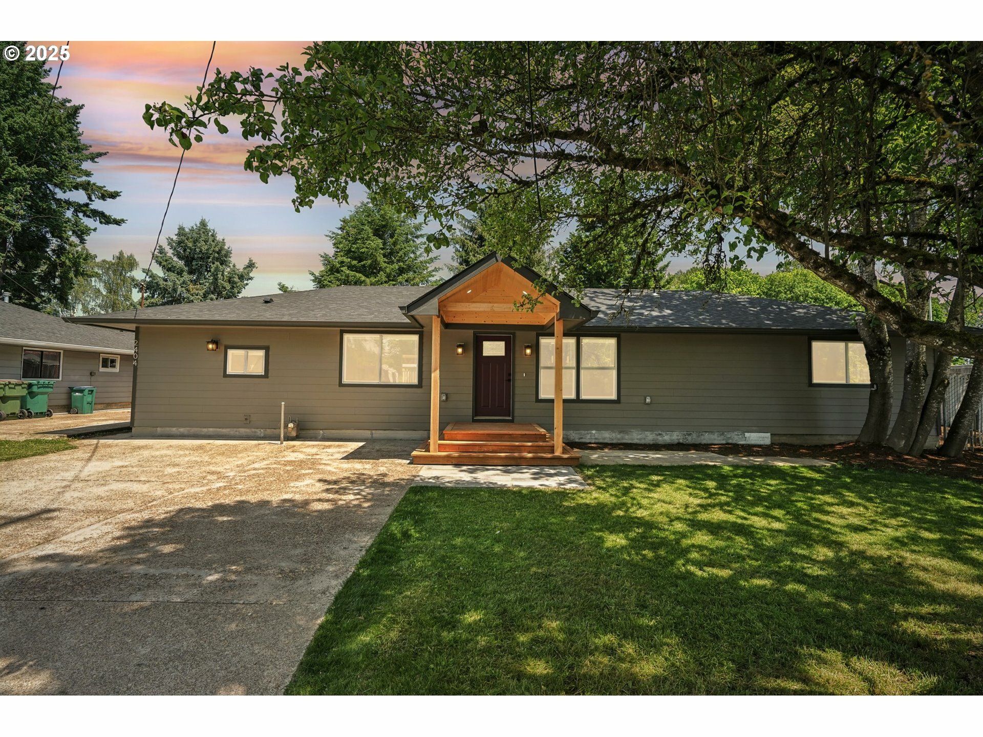 Property Photo: 2404 N College St OR 97132