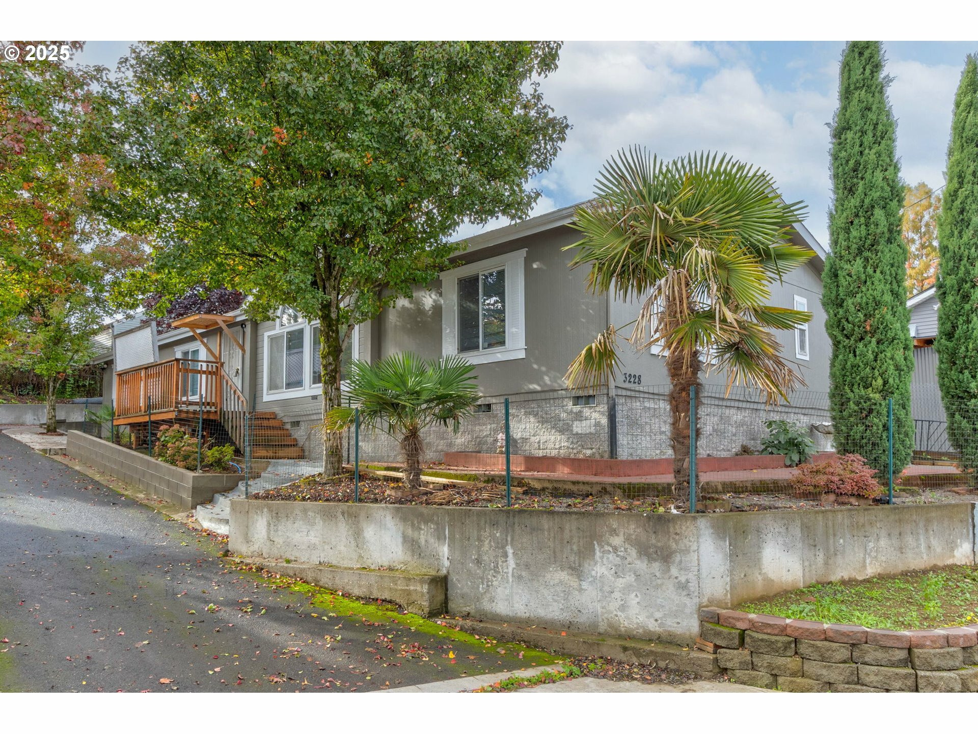 Property Photo:  3228 NE Lombard St  OR 97211 