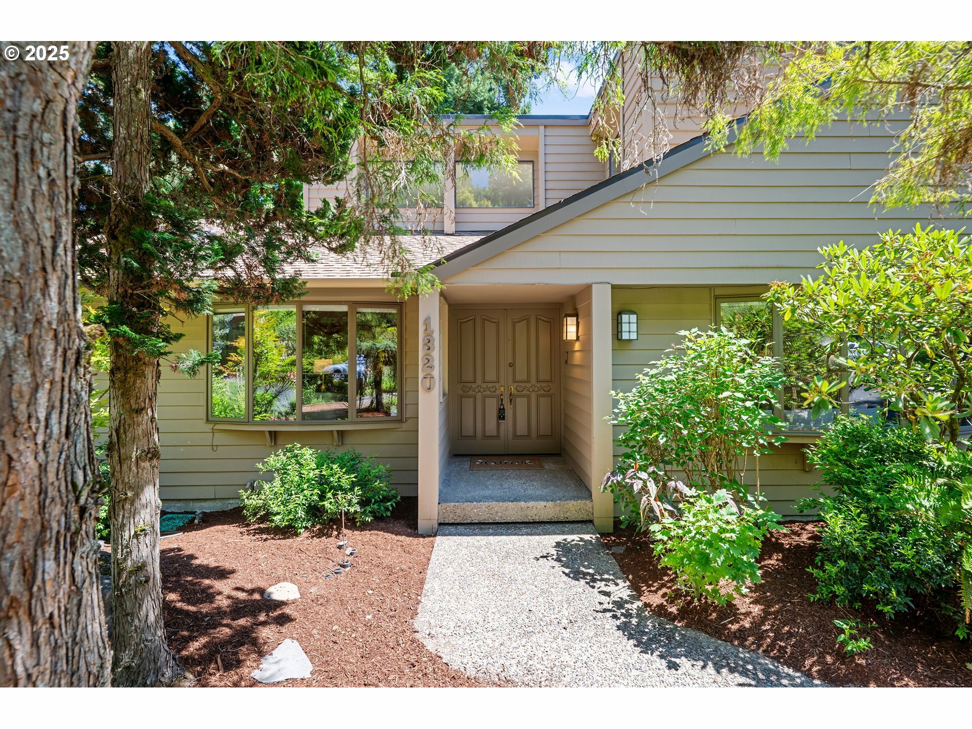 Property Photo: 1320 SW Kari Ln OR 97219