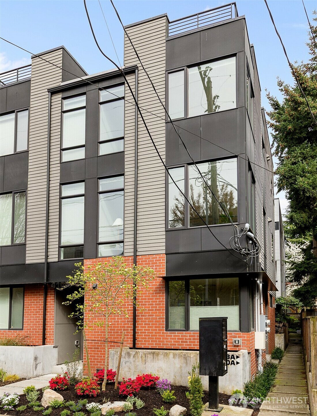 Property Photo: 410 A 10th Avenue E WA 98102