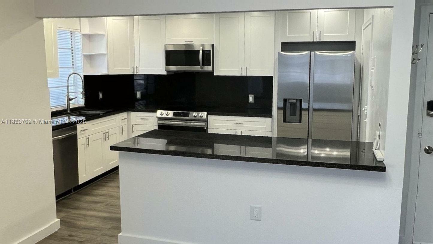 Property Photo: 1020 Meridian Ave 201 FL 33139