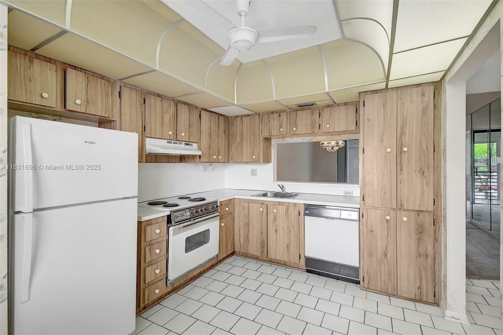 Property Photo: 1001 Colony Point Cir 220 FL 33026