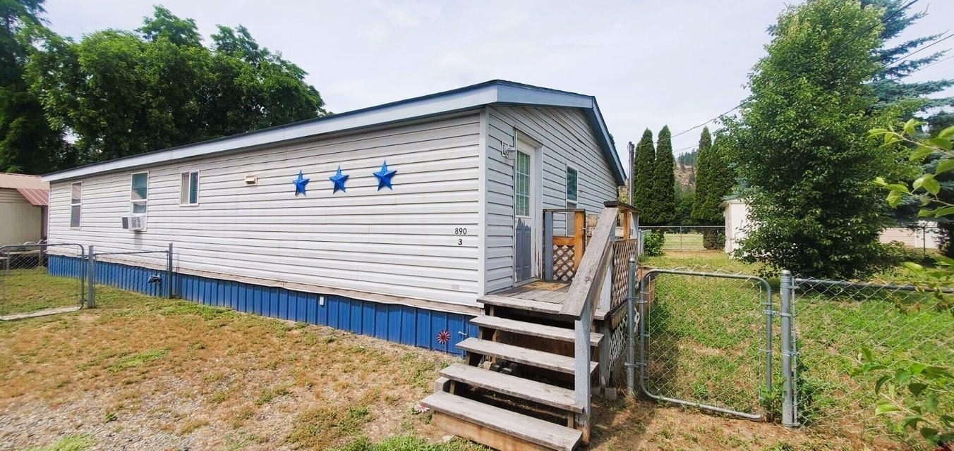 Property Photo:  890 #3 S Ivy St  WA 99141 