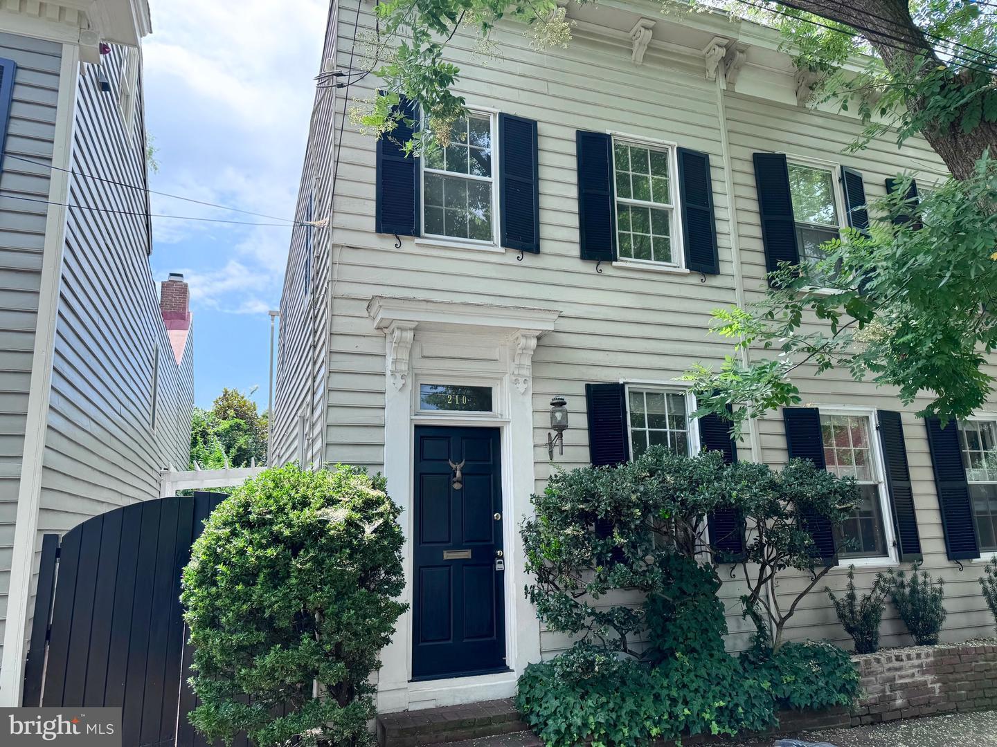 Property Photo: 210 Gibbon Street VA 22314