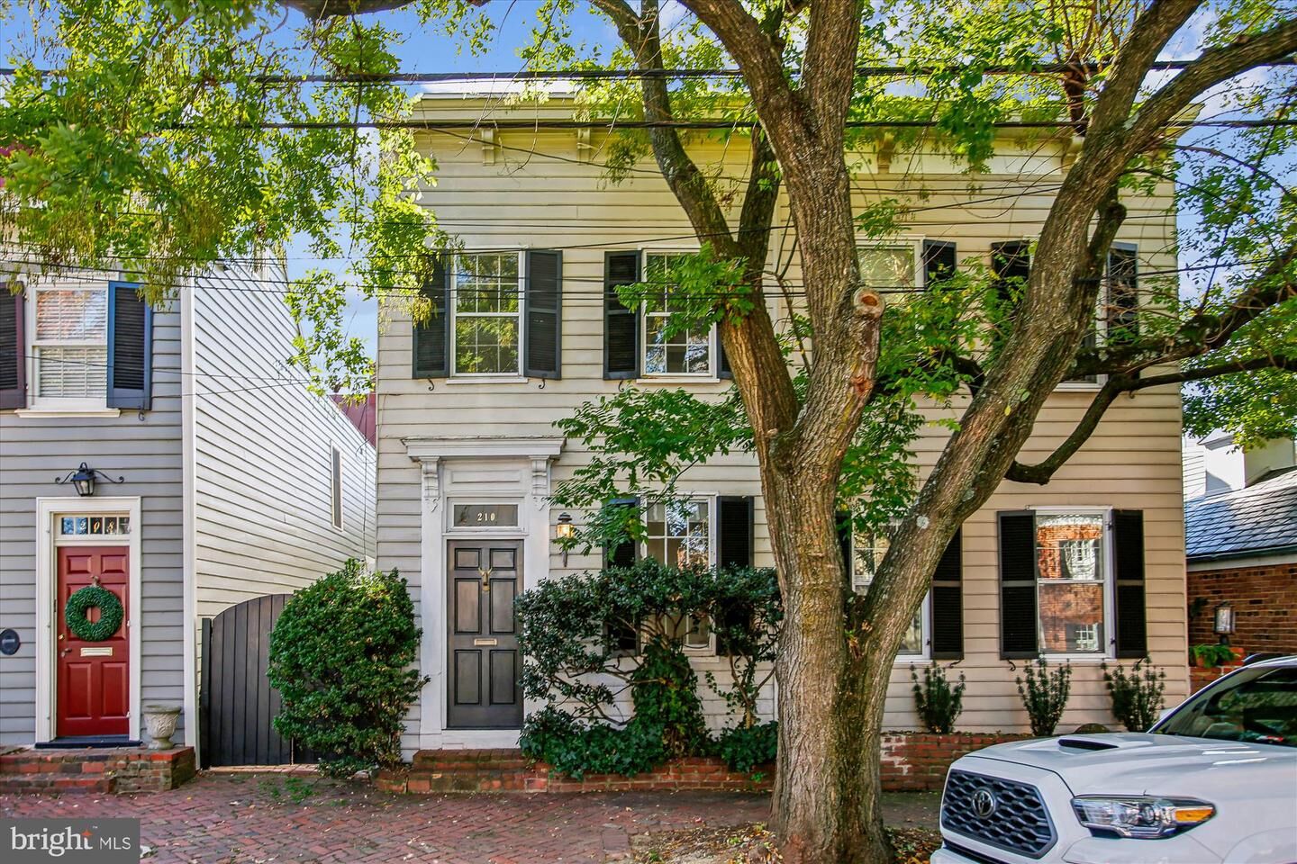 Property Photo: 210 Gibbon Street VA 22314