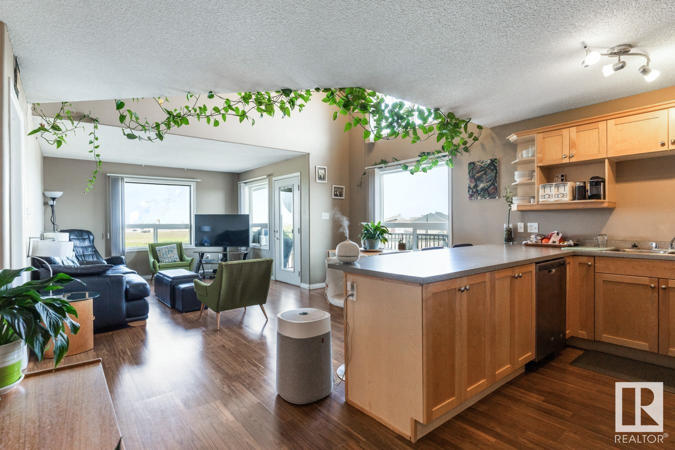 Photo de la propriété: 9363 Simpson Drive NW 1325 AB T6R 0N2