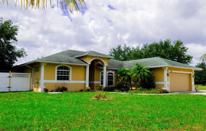 180 SW Oakridge Dr  Port St Lucie FL 34984 photo