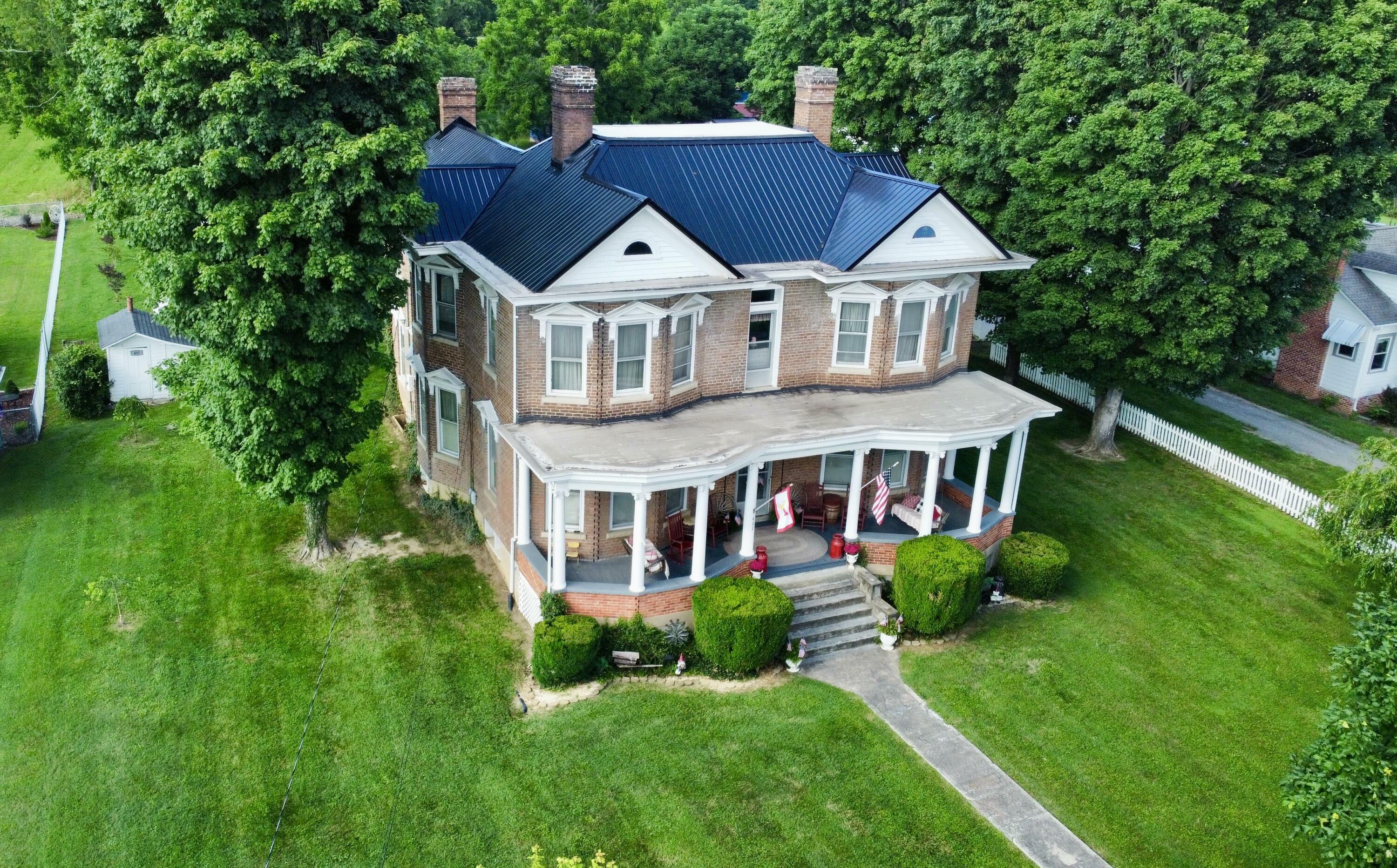 Property Photo: 402 E Chestnut St WV 24910