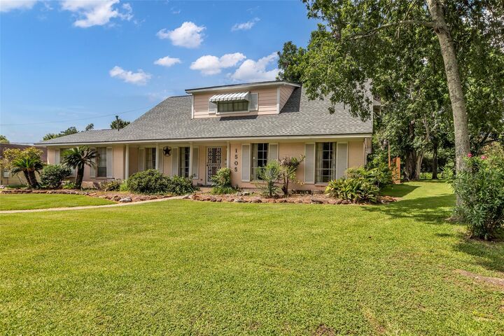 Property Photo:  1505 Missouri Street  TX 77520 