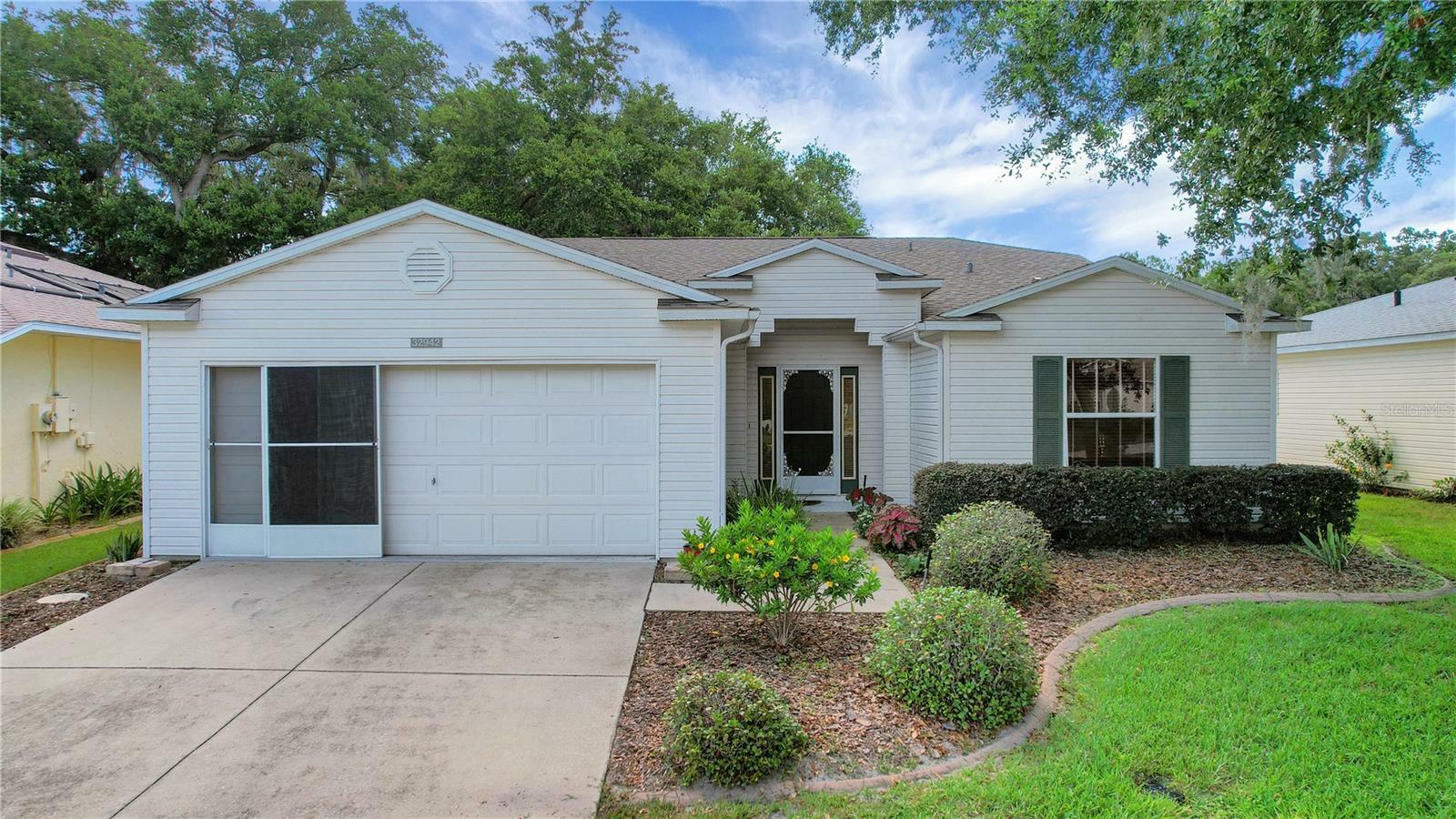Property Photo: 32942 Rambling Oaks Court FL 34748