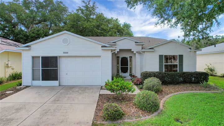 Property Photo: 32942 Rambling Oaks Court FL 34748
