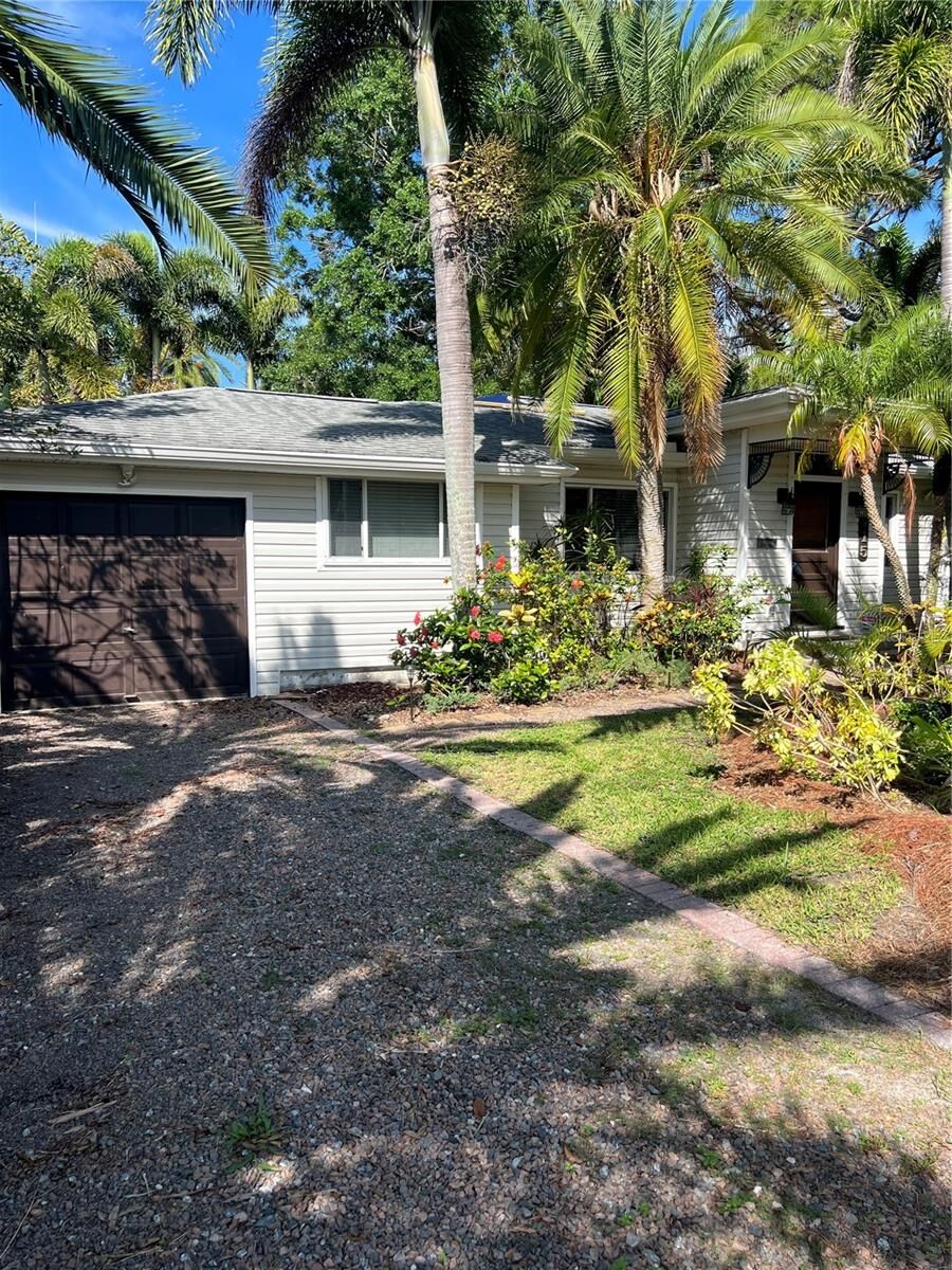 Property Photo:  715 Riverside Drive  FL 34689 