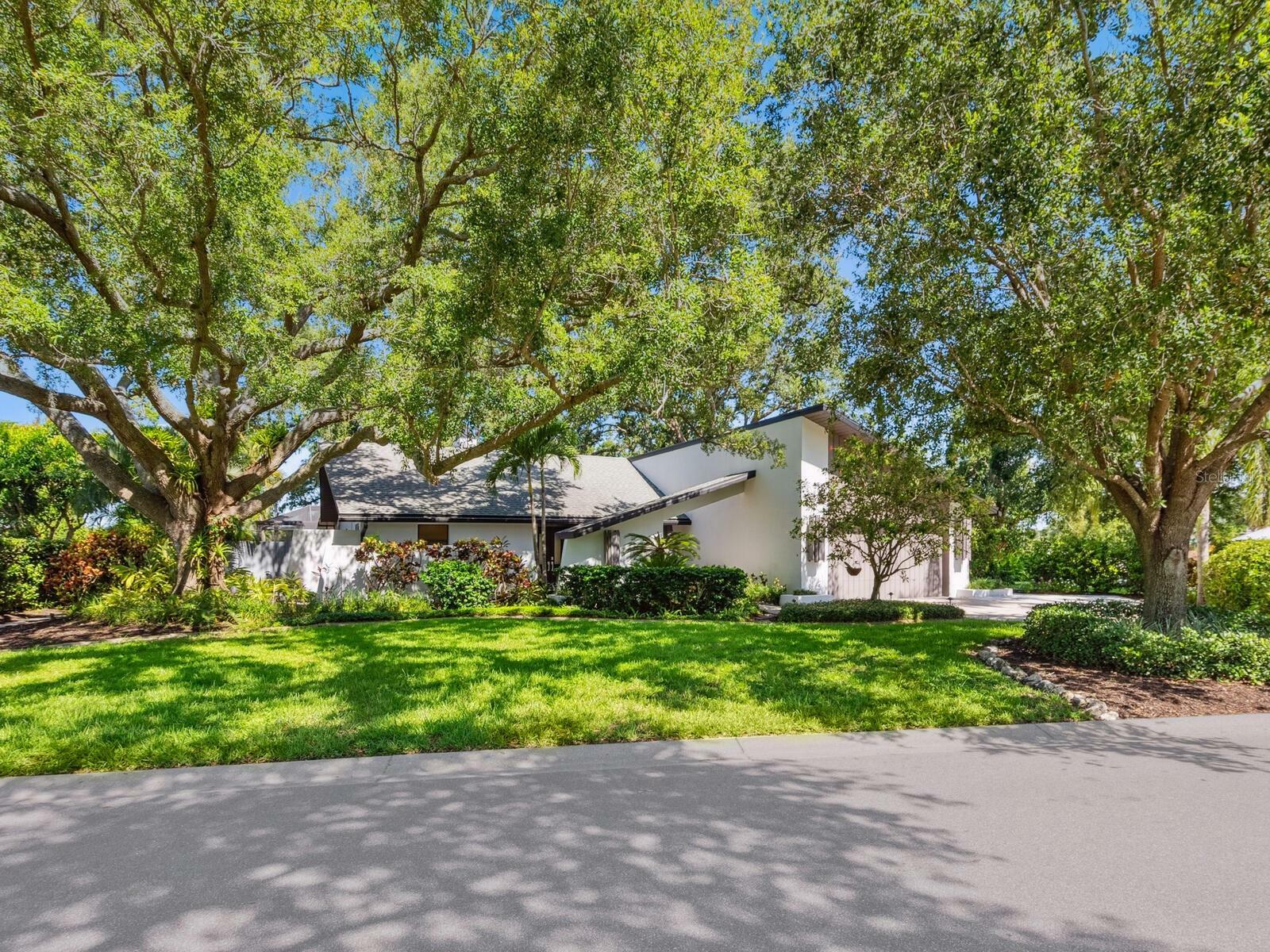 Property Photo: 3900 Country View Drive FL 34233