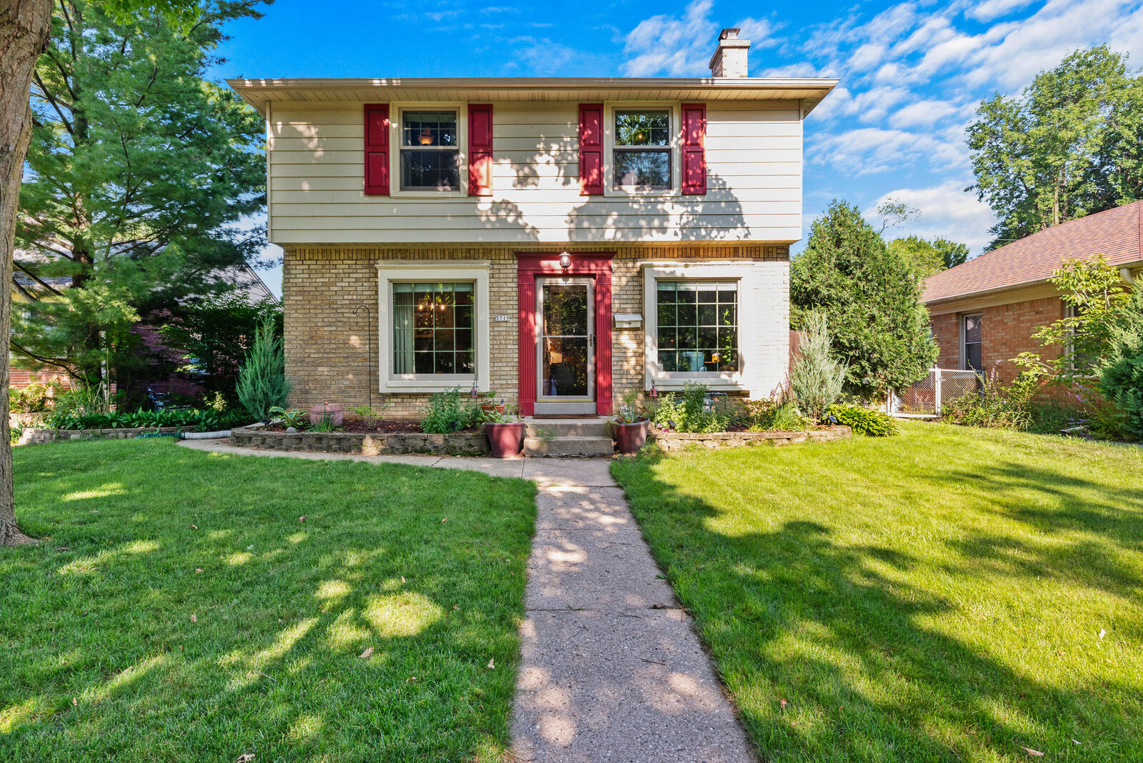 Property Photo: 5719 N Crestwood Blvd WI 53209