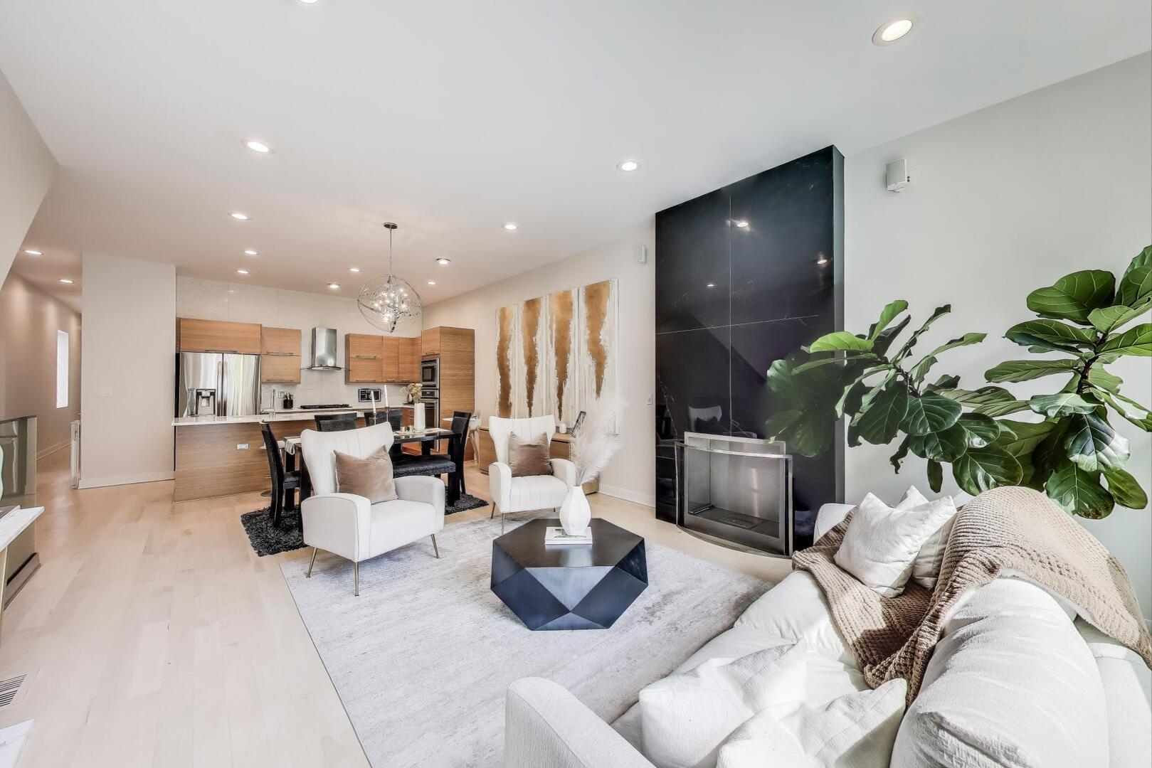 Property Photo: 922 N Hermitage Avenue 1 IL 60622