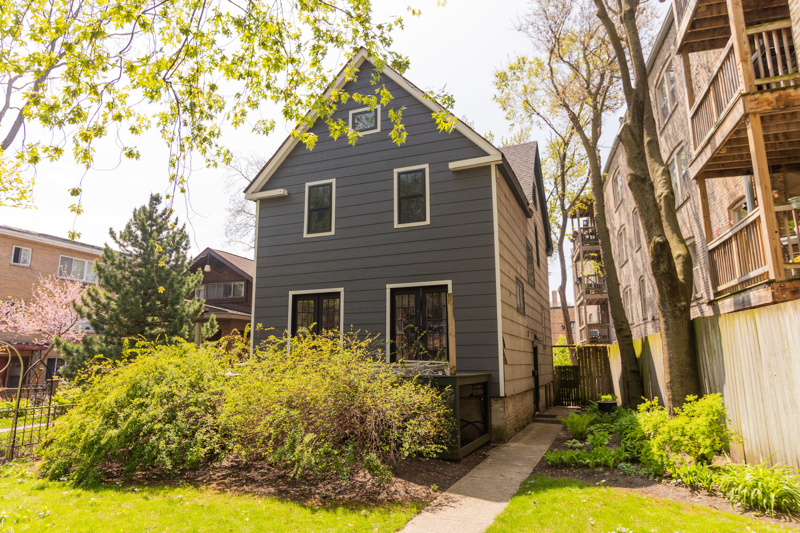 Property Photo: 1663 W Farwell Avenue IL 60626