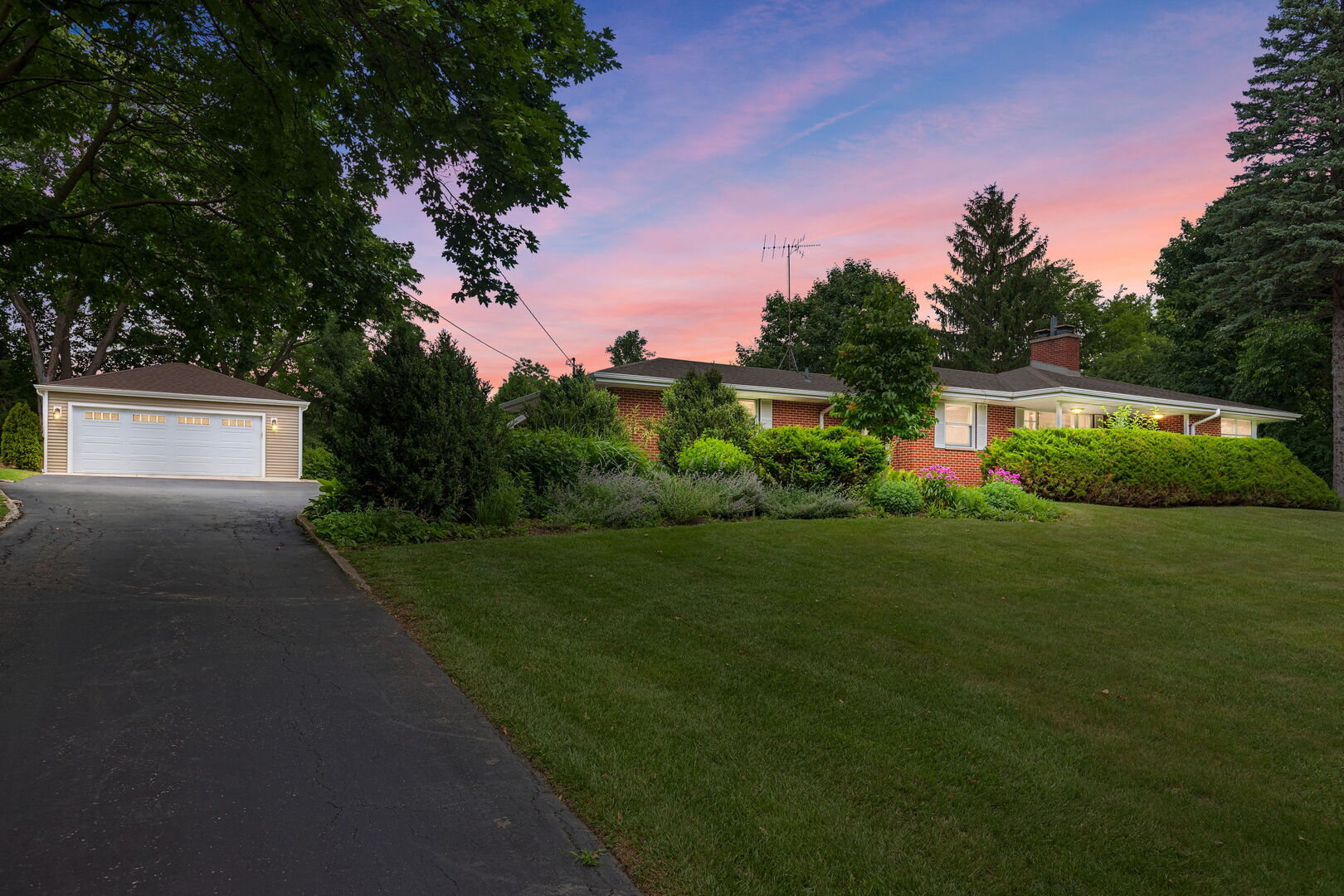 Property Photo: 240 Roslyn Road IL 60010