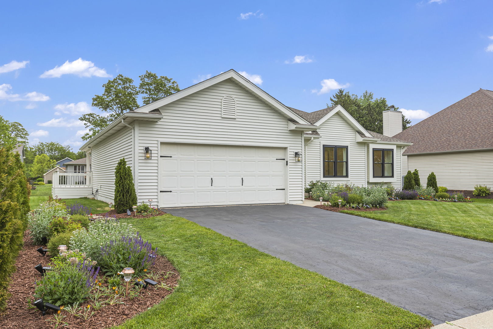 Property Photo: 1004 Golden Avenue IL 60098