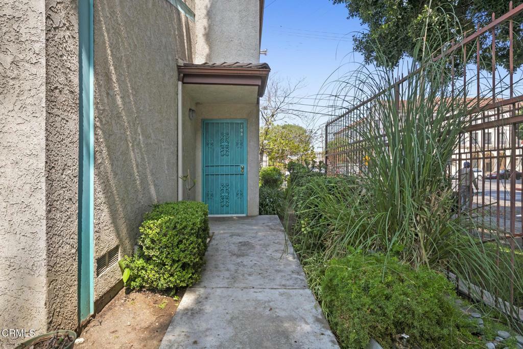 Property Photo: 1236 S Union Avenue 8 CA 90015
