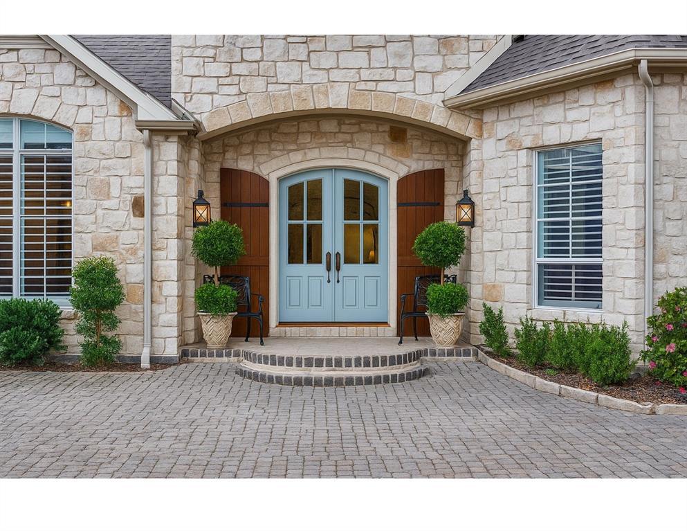 Property Photo: 6 Cheltenham Way TX 75230