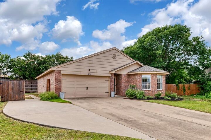 929 Comiskey Court  Saginaw TX 76179 photo