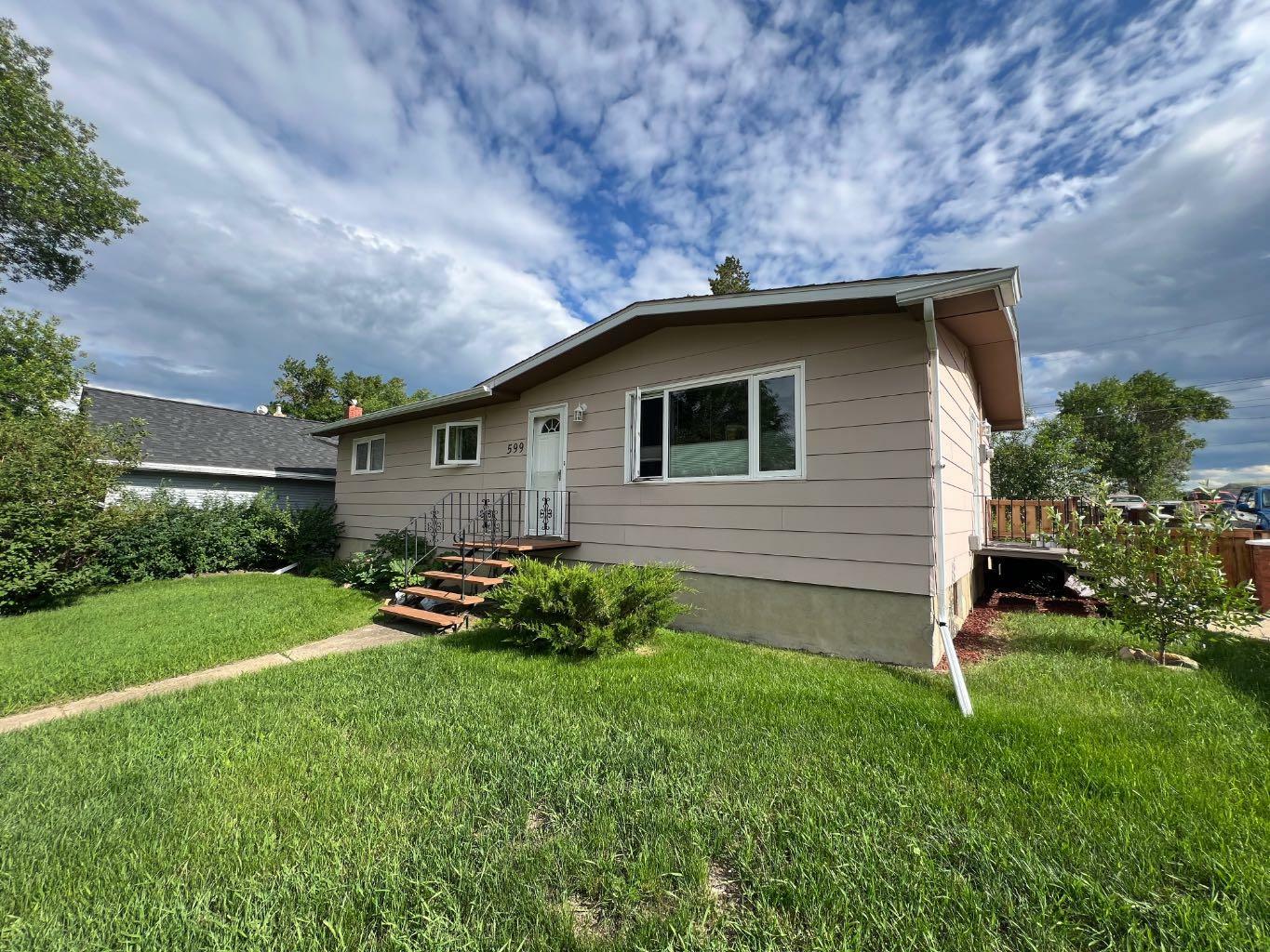 Property Photo:  599 3 Avenue W  AB T0J 0Y3 