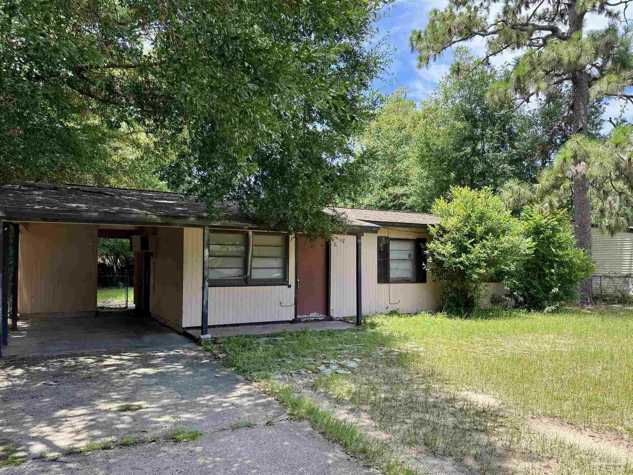 Property Photo: 4680 Oakland Dr FL 32526