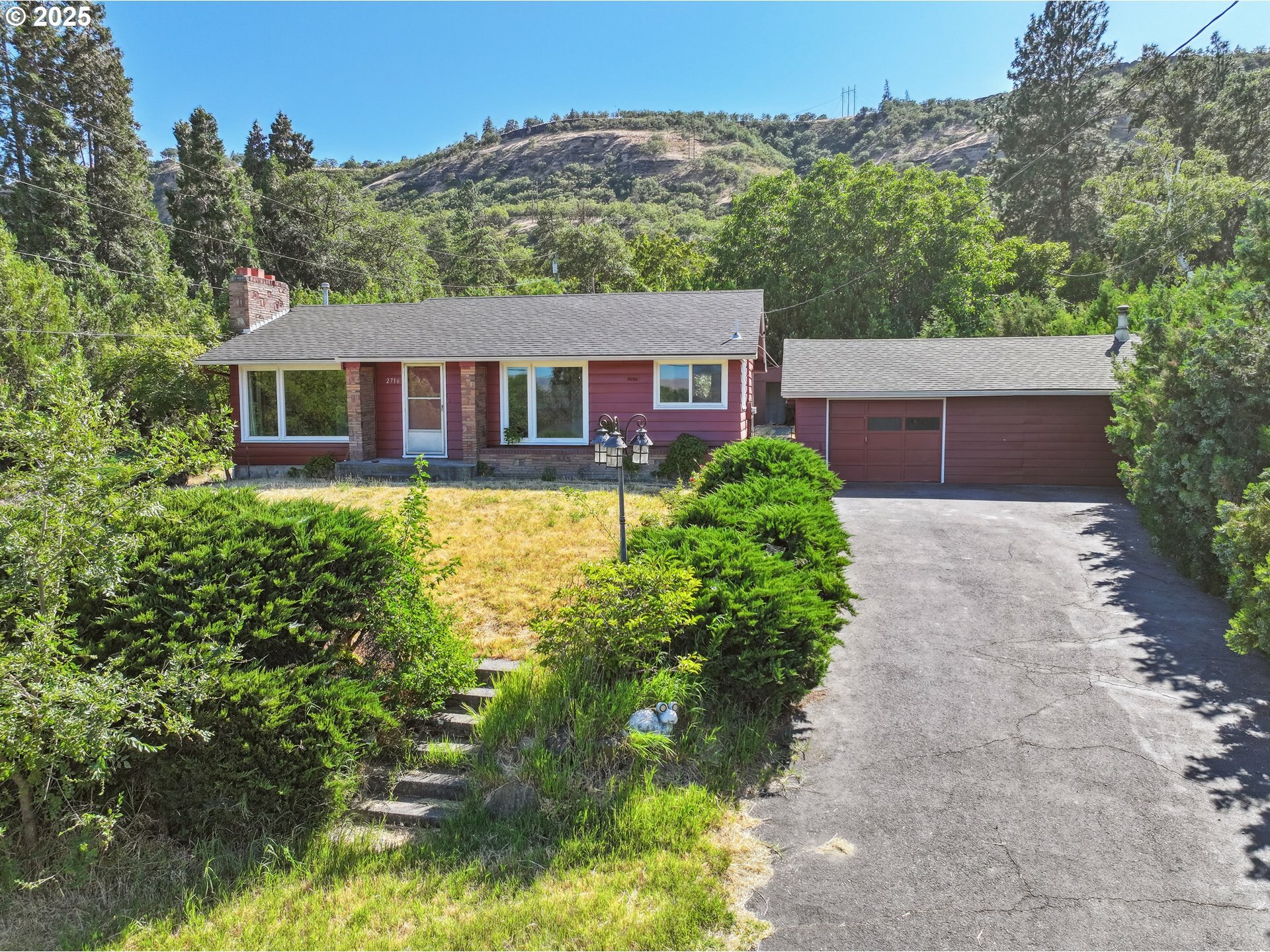 Property Photo: 2716 W 10th St OR 97058