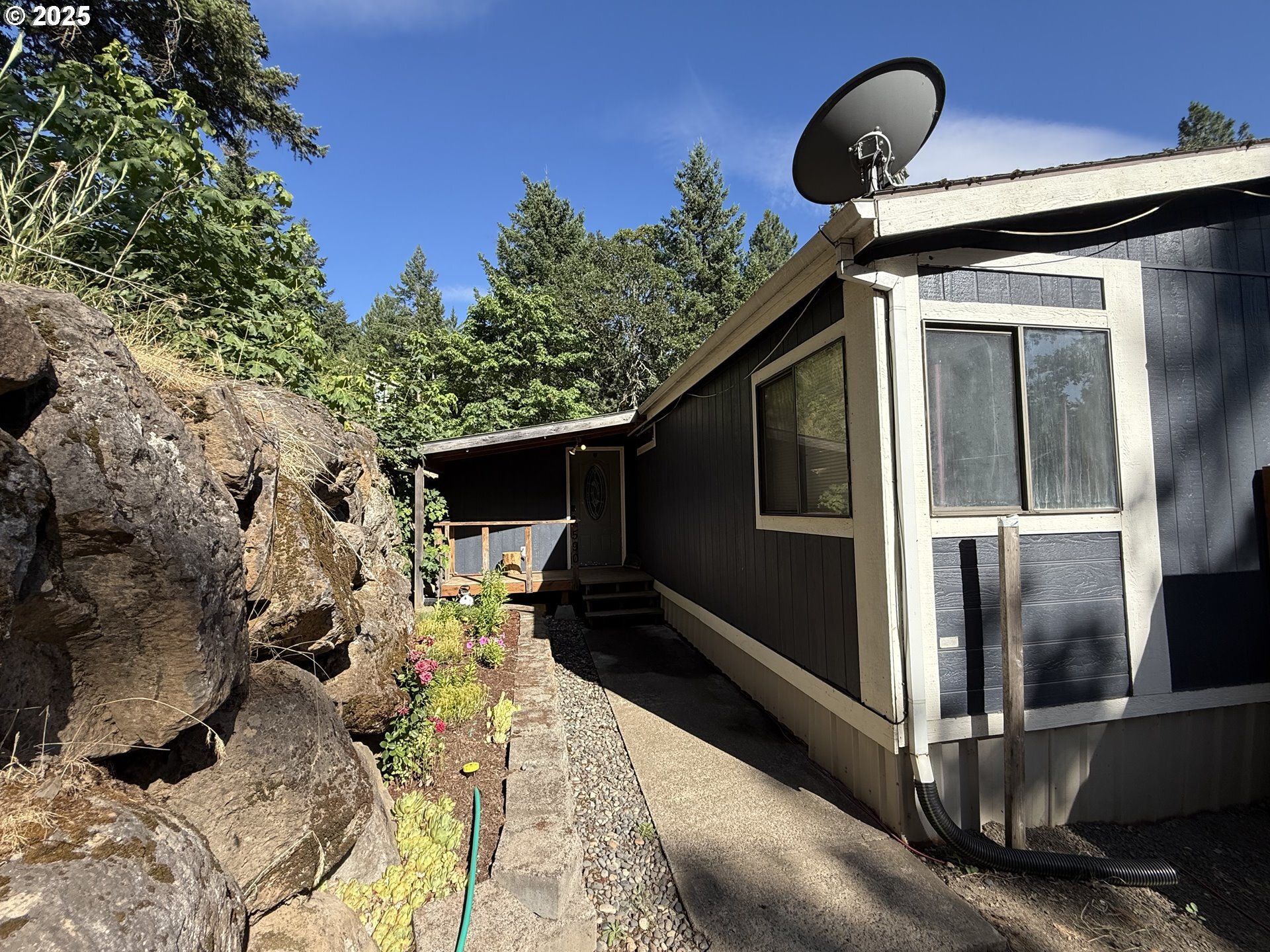 Property Photo: 590 NE Spring St WA 98672