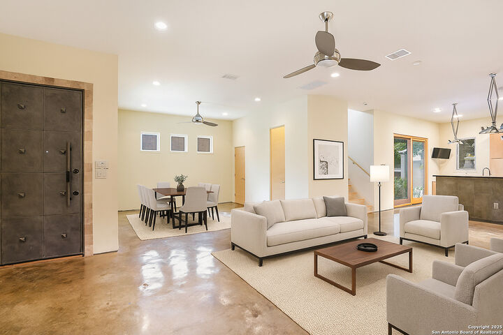 Property Photo: 1506 W Mistletoe TX 78201